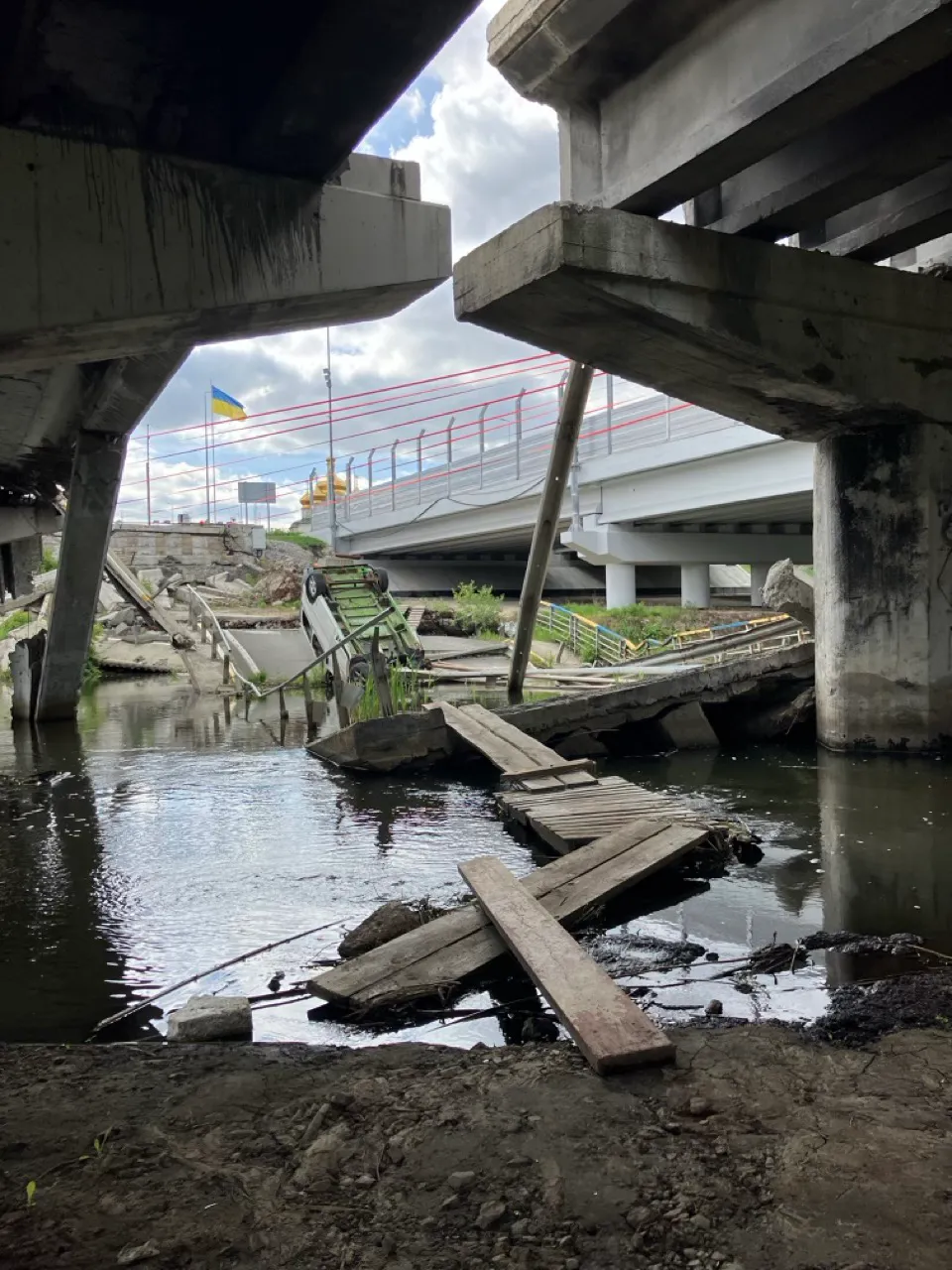 Irpin, memorial at the destroyed Romaniv bridge, May 2025. Hundreds of thousands of people were evacuated under russian fire from russian-occupied areas of the Kyiv region via this “Road of Life” in March 2022.